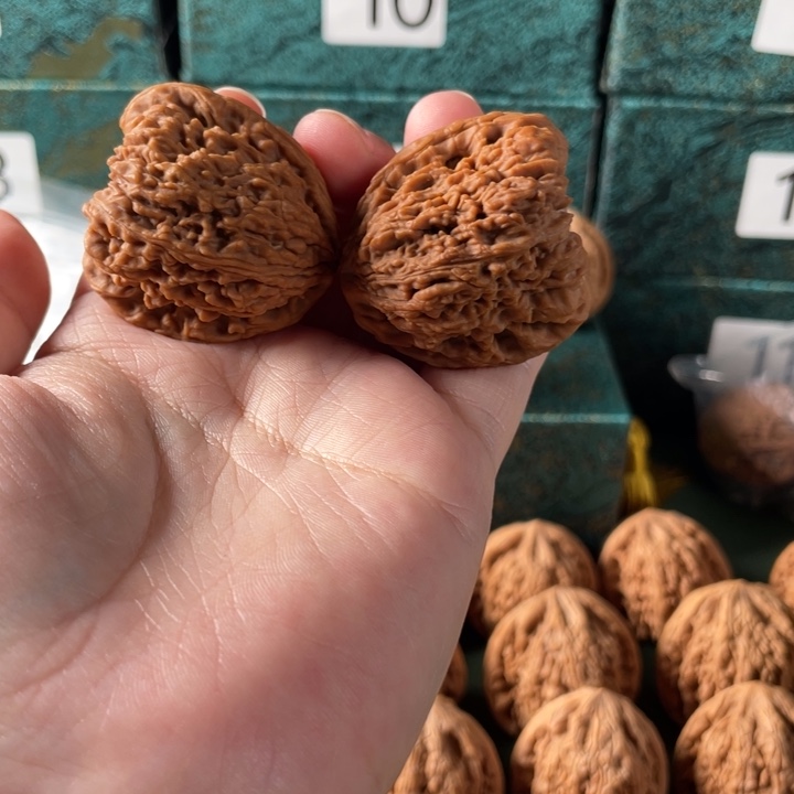 欧***-文玩核桃把件南疆