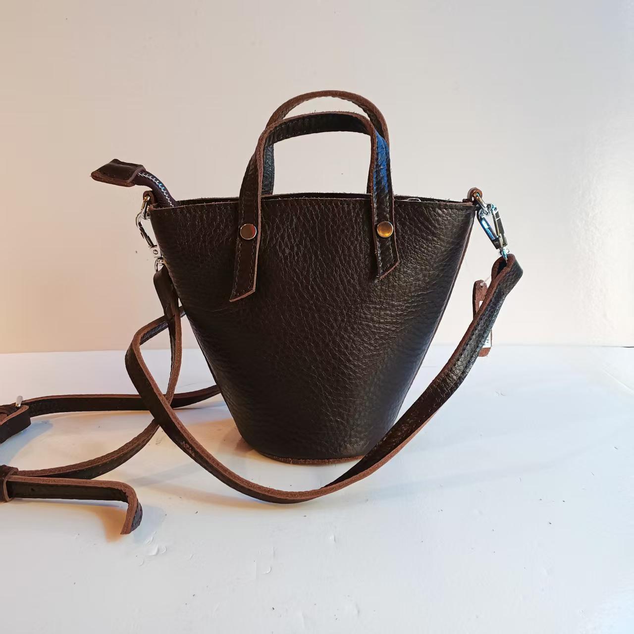 深棕迷你手提斜挎水桶包，优质皮革纹理清晰，质感出众。