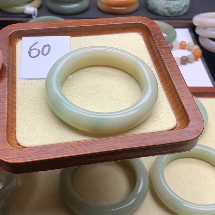 未镶嵌手镯石英质玉