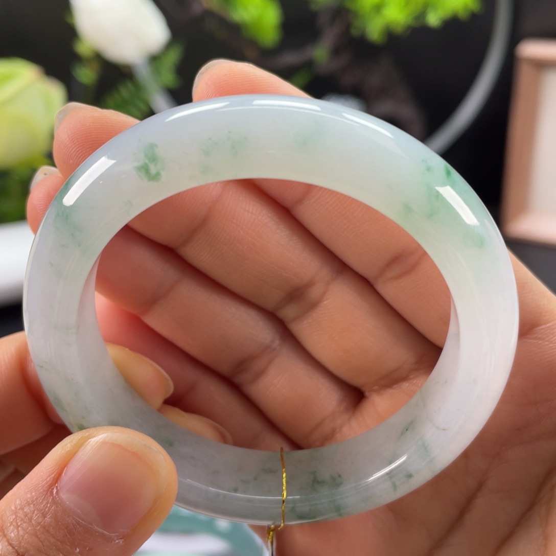 翡翠手镯未镶嵌冰胶飘花