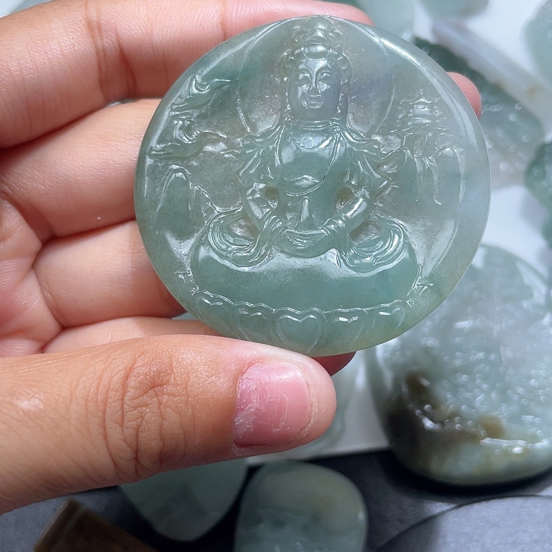 颈饰未镶嵌翡翠是