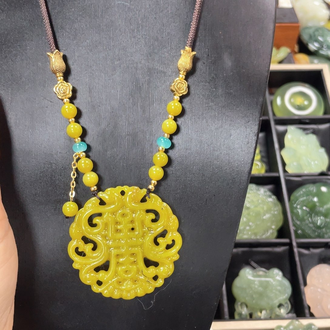 蛇纹石玉颈饰未镶嵌