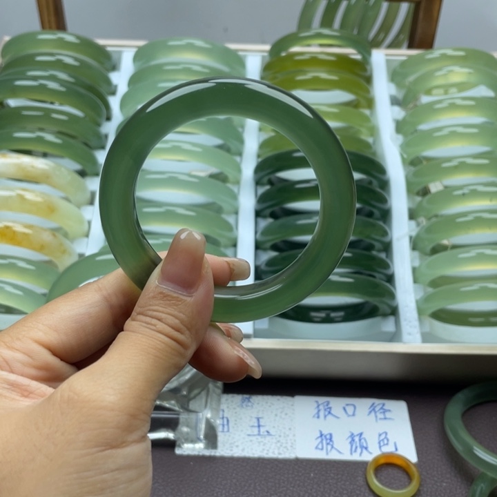 宝***石未镶嵌蛇纹石玉手镯