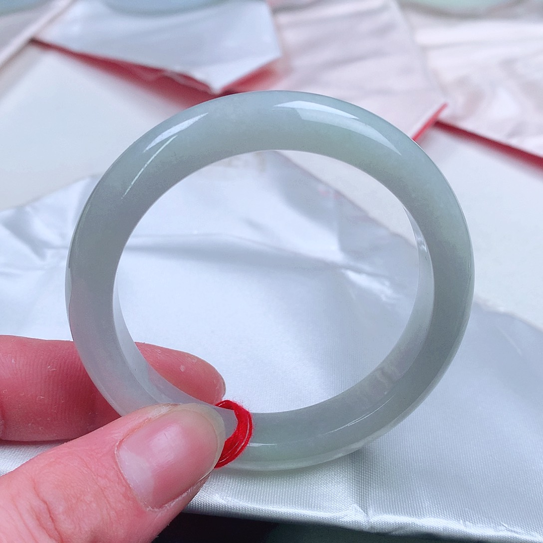 翡翠手镯未镶嵌。。。