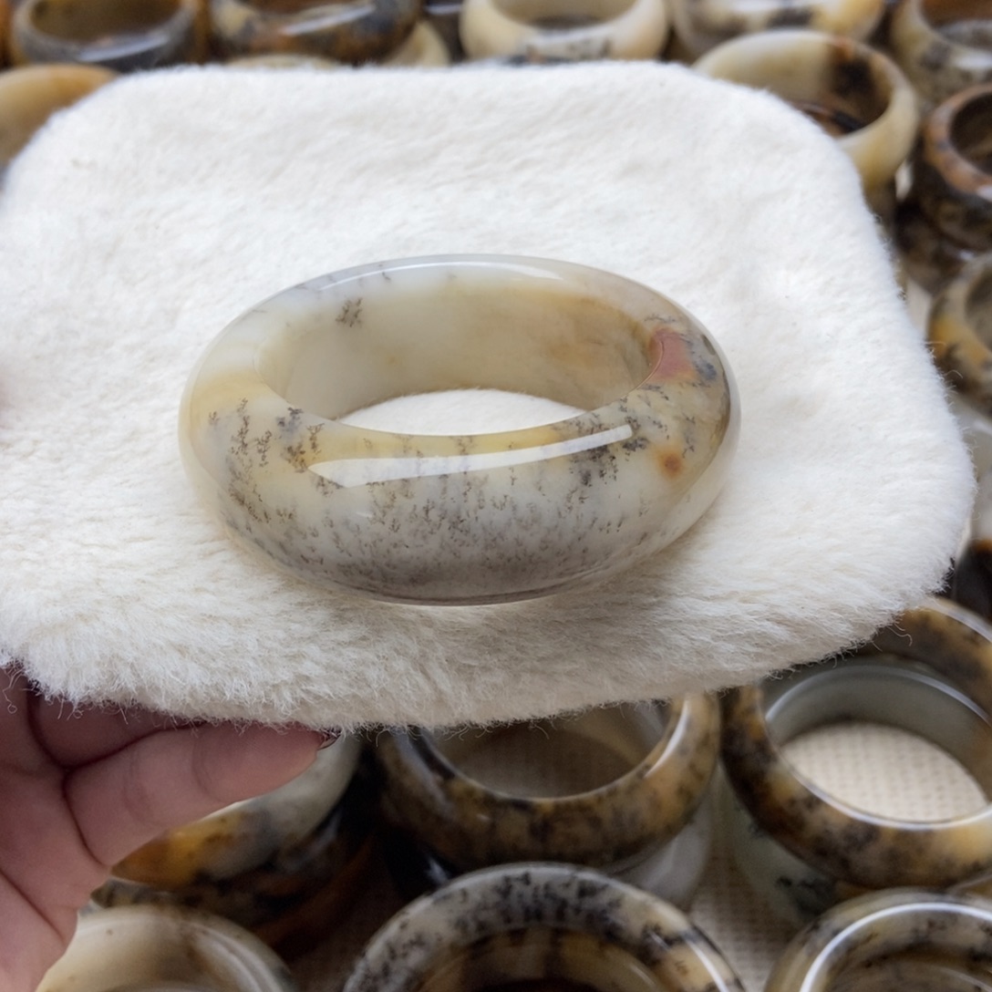 未镶嵌手镯石英质玉（非洲翠）52加口径580米