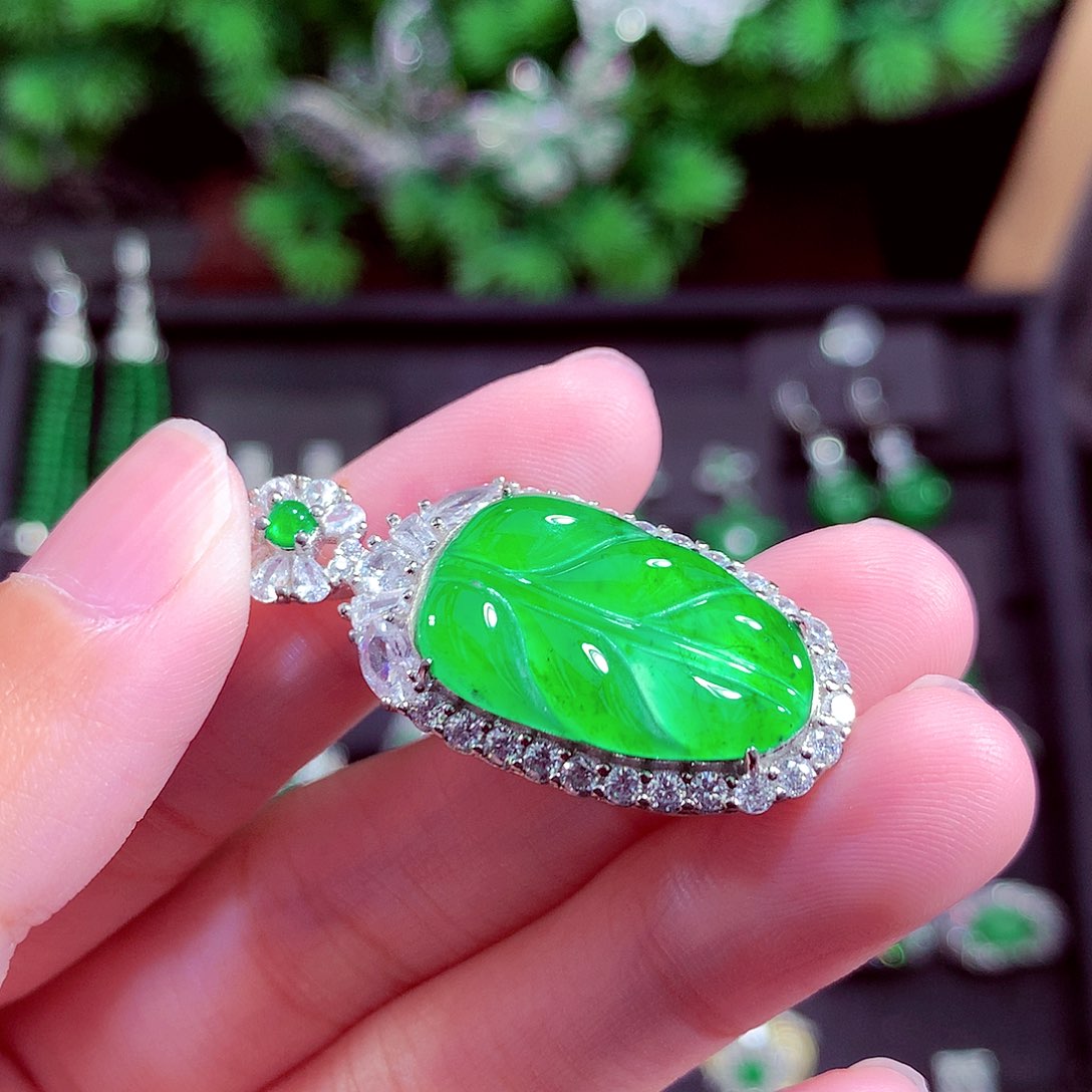 颈饰未镶嵌翡翠天然