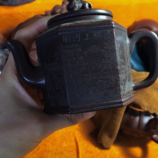 紫砂茶壶原矿泥料手工制作的紫砂壶。