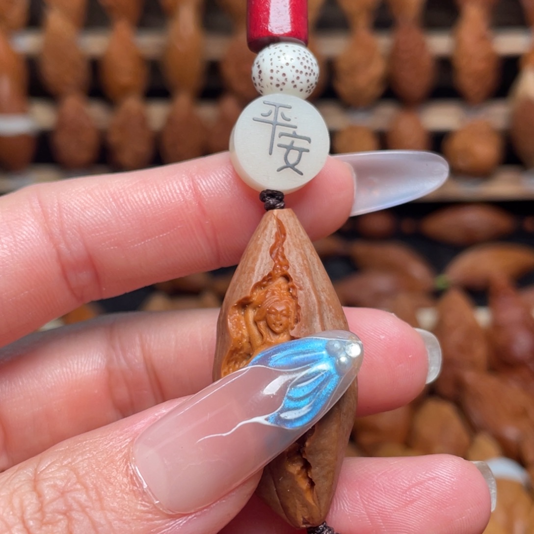 橄榄核把件包衣美女