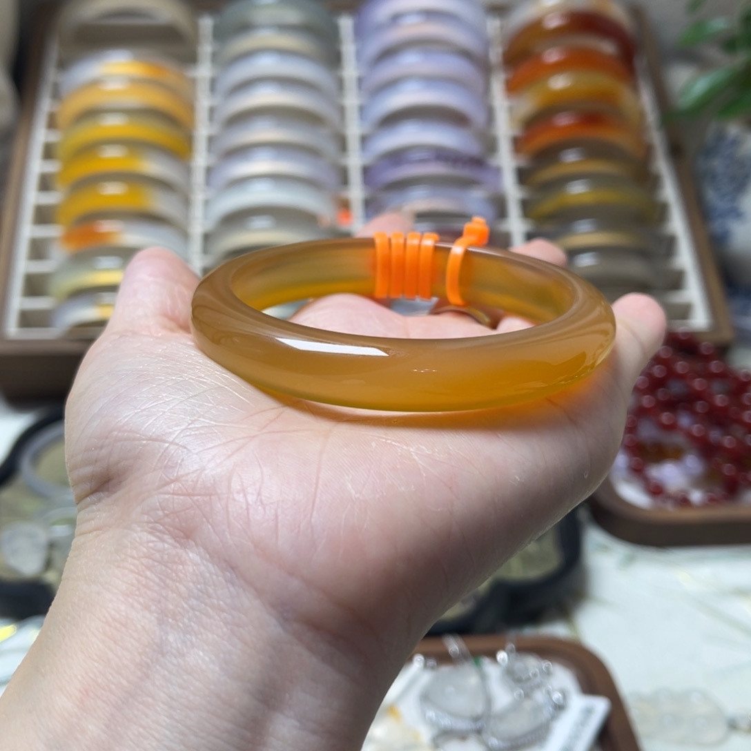 柒***柒玛瑙/玉髓未镶嵌手镯