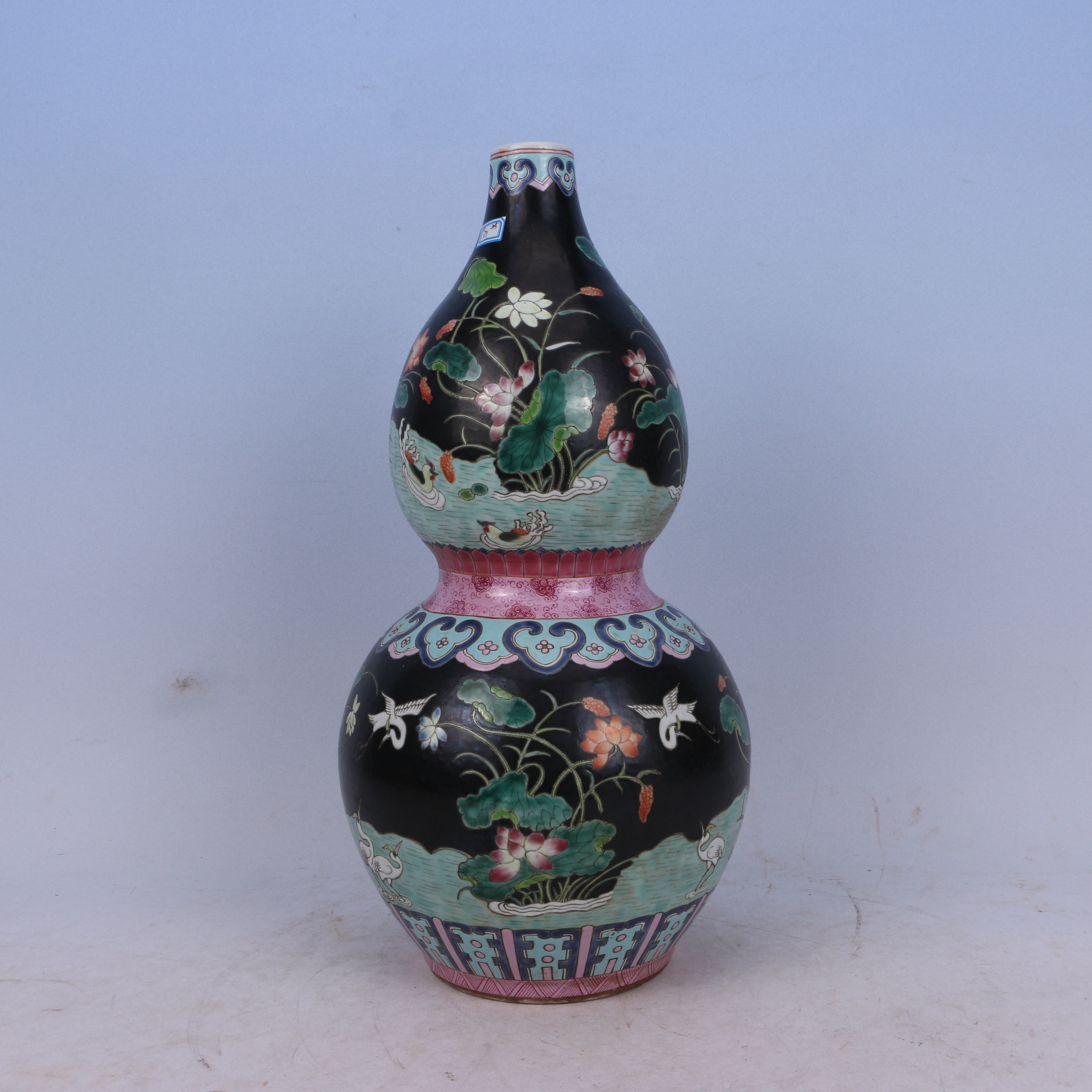 Lot16  晚期  墨地花卉纹葫芦瓶