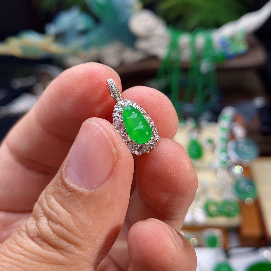 翡翠颈饰18K金镶嵌冰绿福豆