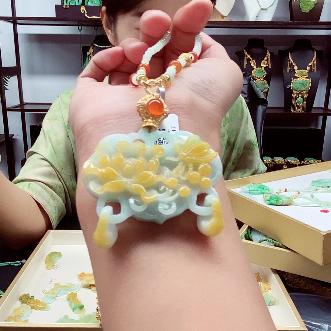 玉***儿翡翠未镶嵌颈饰国风翡翠吊坠