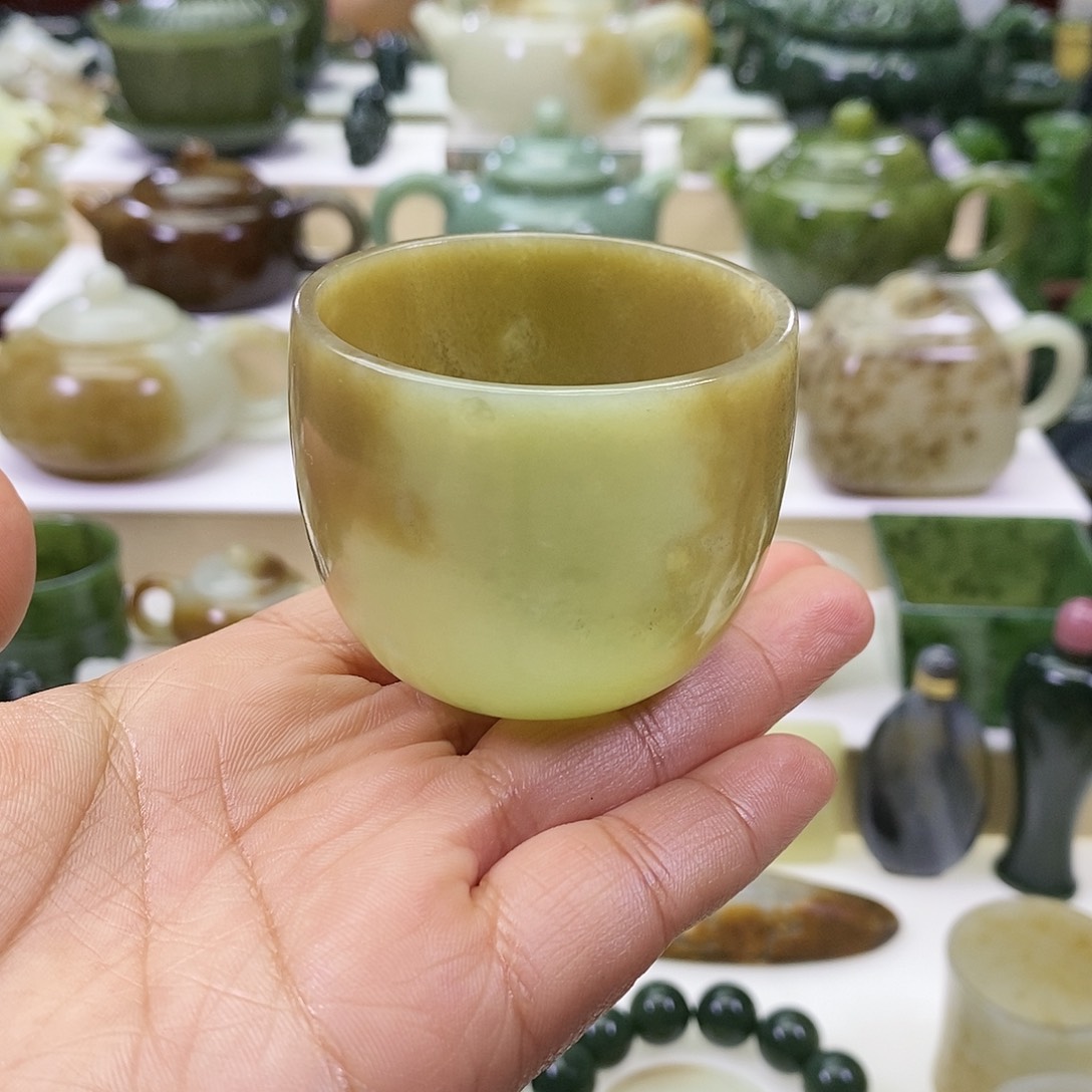 和田玉杯子 微瑕未镶嵌花*