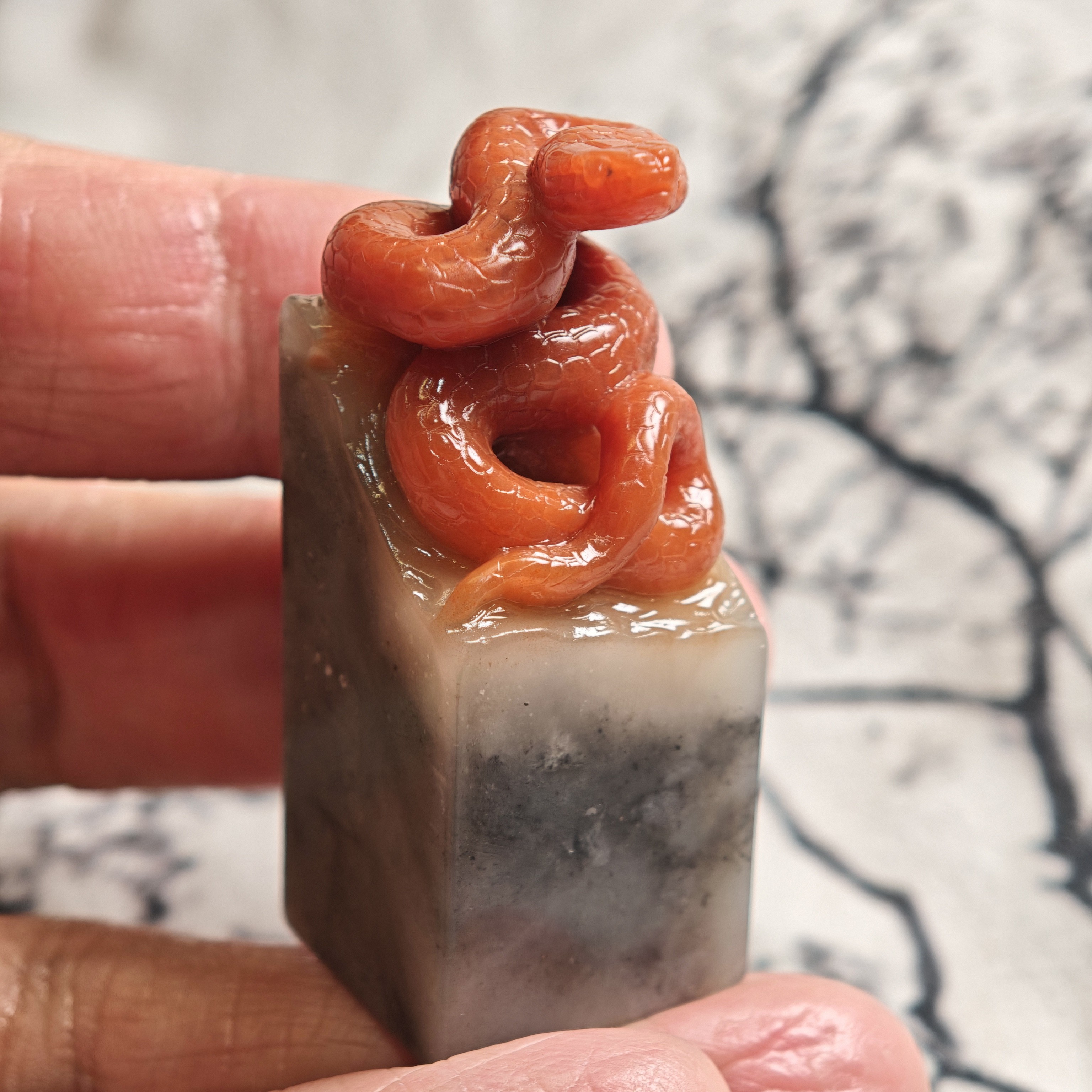 俏色小红蛇印章 雅玩作品