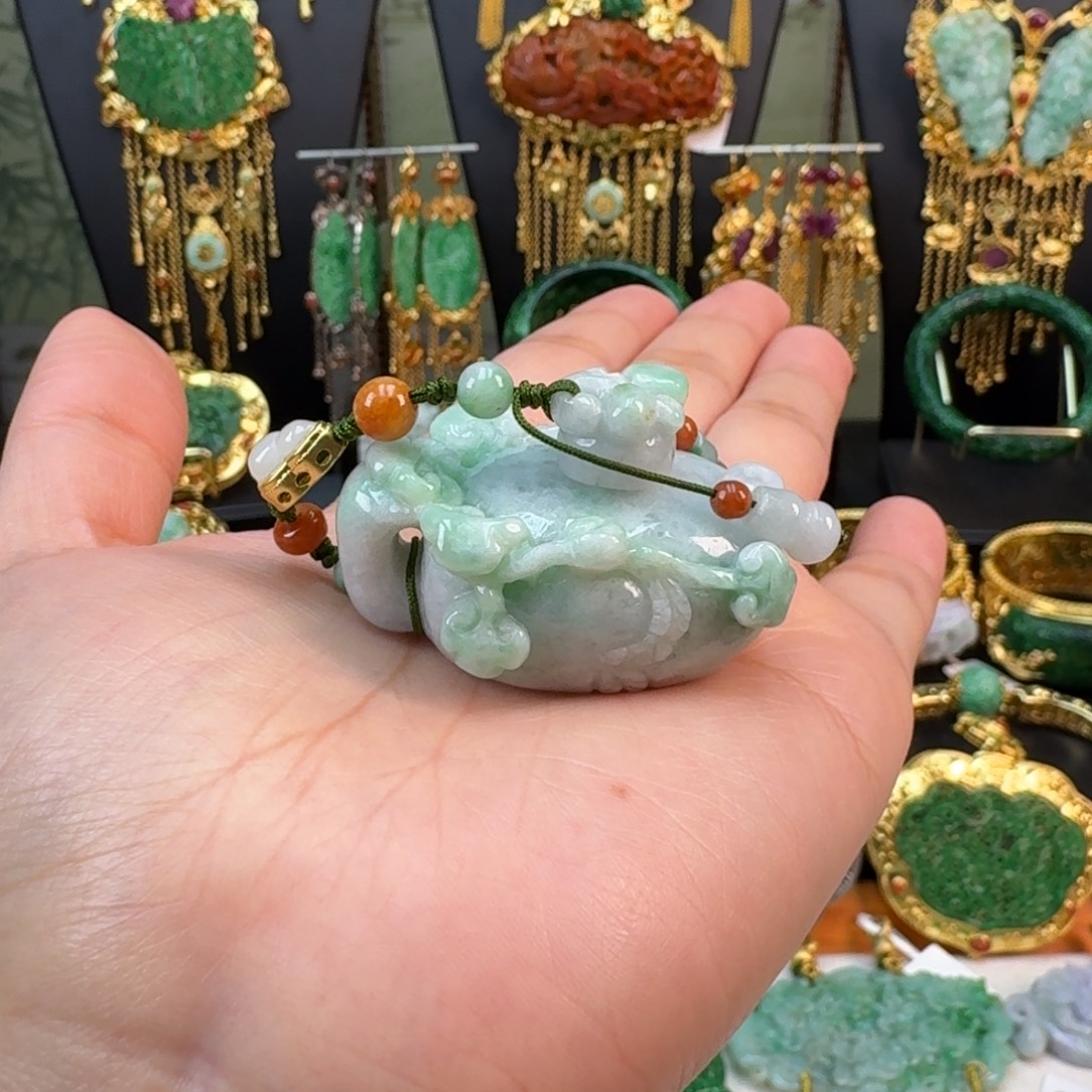 翡翠未镶嵌颈饰把壶 炸价