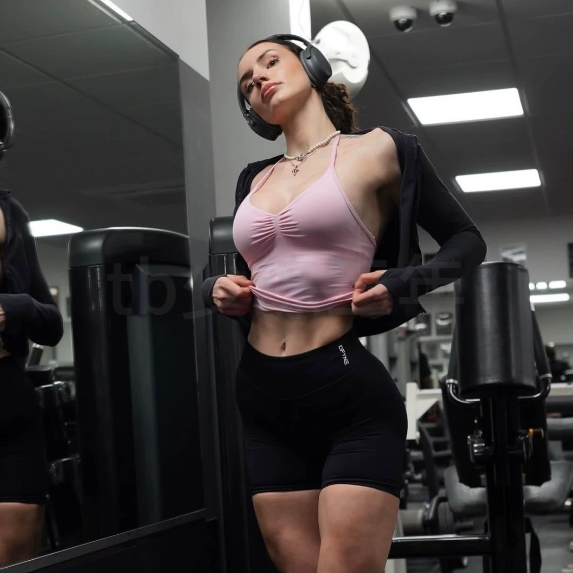 大美女必买！Df系列高强度露背带胸垫挂脖一体运动背心上衣女