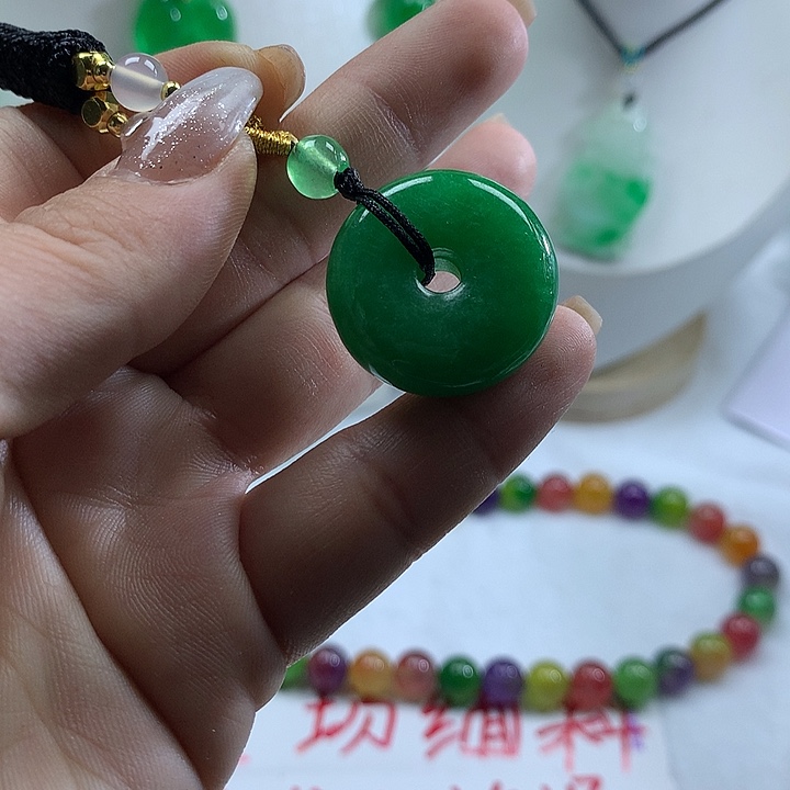 翡翠未镶嵌吊坠(赠链)