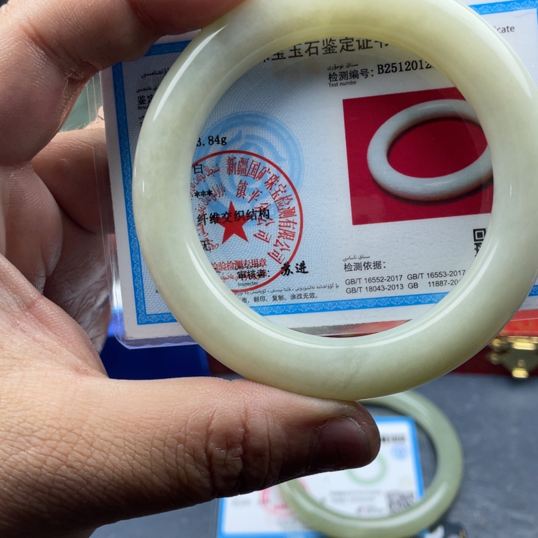 z****和田玉未镶嵌手镯