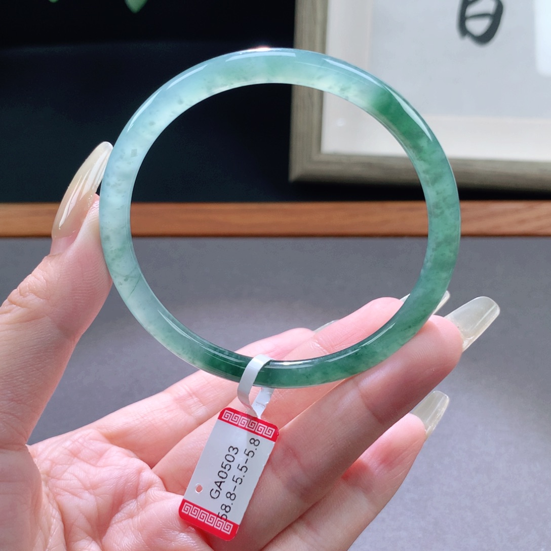 翡翠手镯未镶嵌天然翡翠手镯