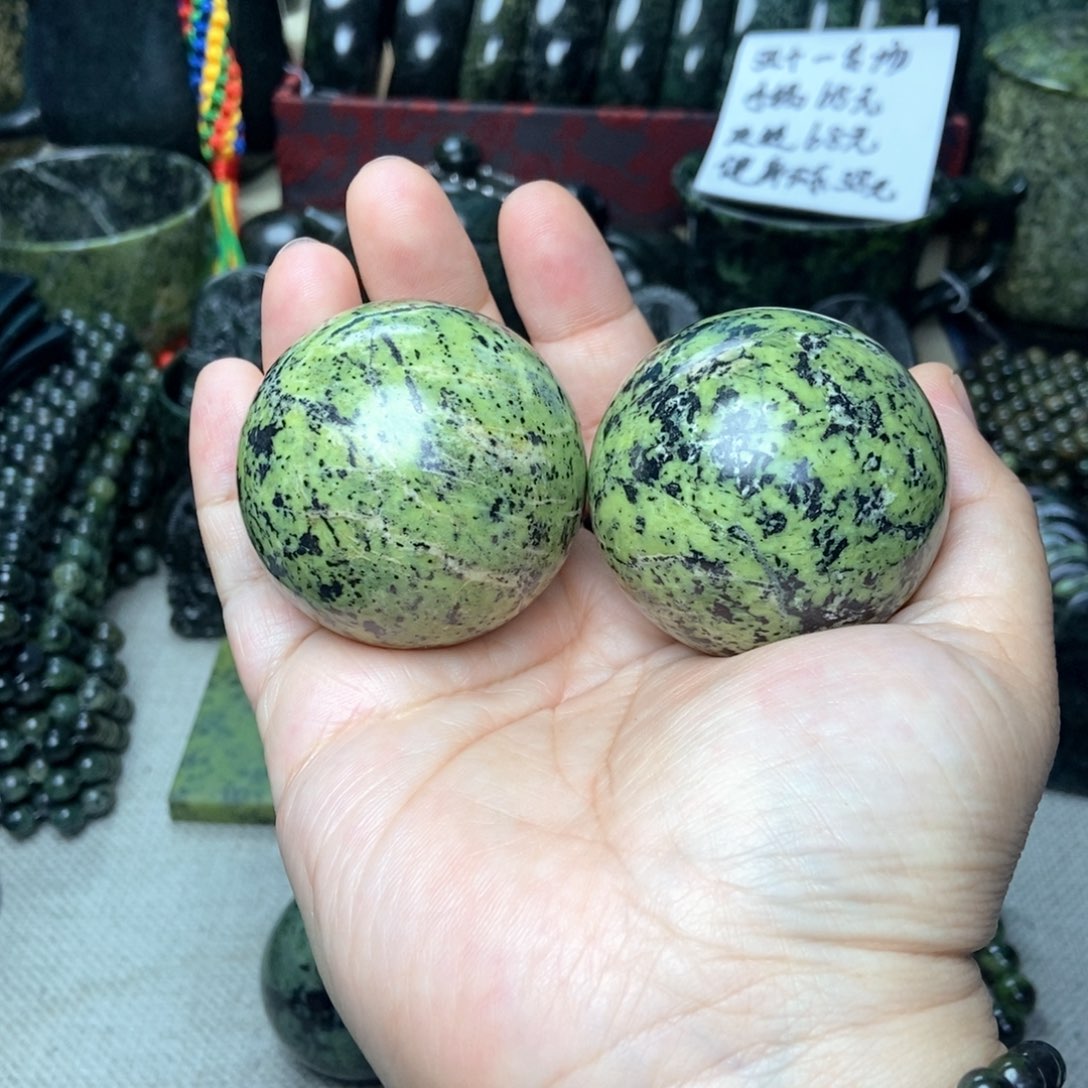 蛇纹石玉未镶嵌健身球直径50左右
