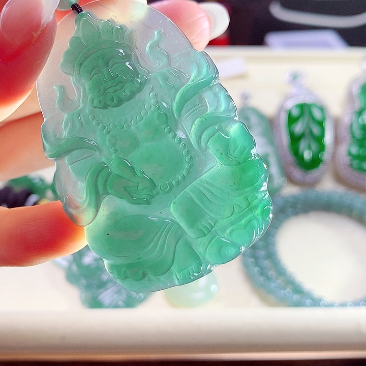 翡翠颈饰未镶嵌胡****?天然
