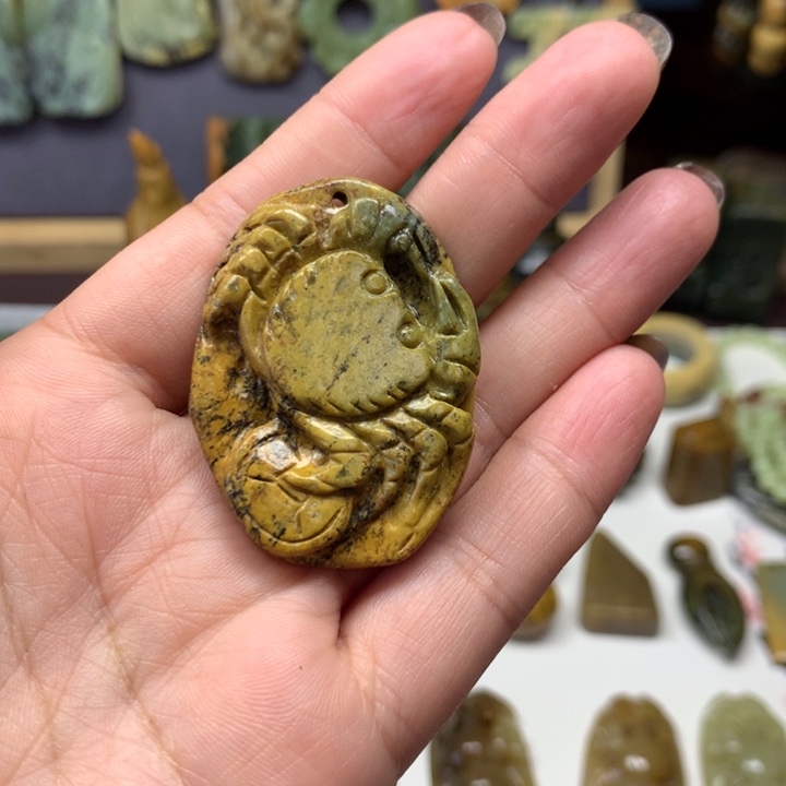 透闪石质玉未镶嵌颈饰