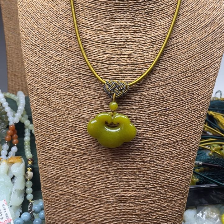 蛇纹石玉吊坠合金