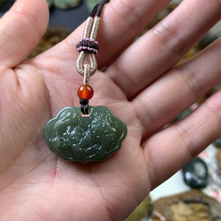 透闪石质玉挂件未镶嵌