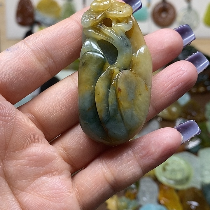 蛇纹石玉吊坠未镶嵌