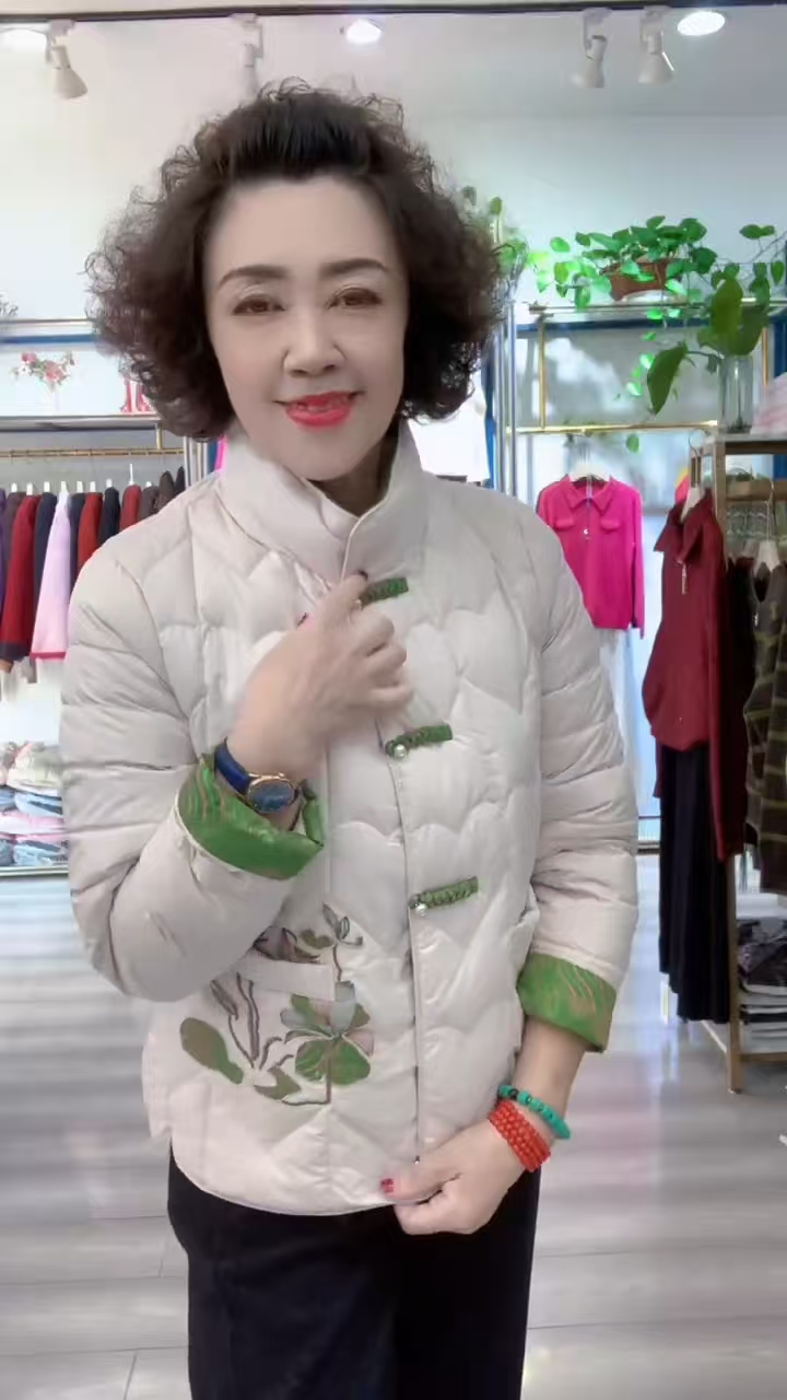 秋冬新中式国风立领盘扣绣花棉服女中老年气质时尚妈妈装外套棉衣
