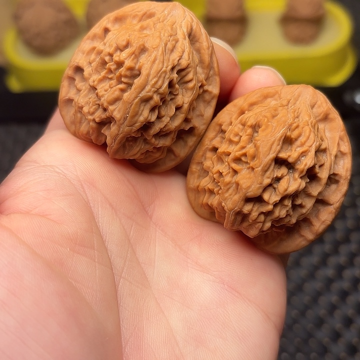 文玩核桃吊坠37红皮红狮子头