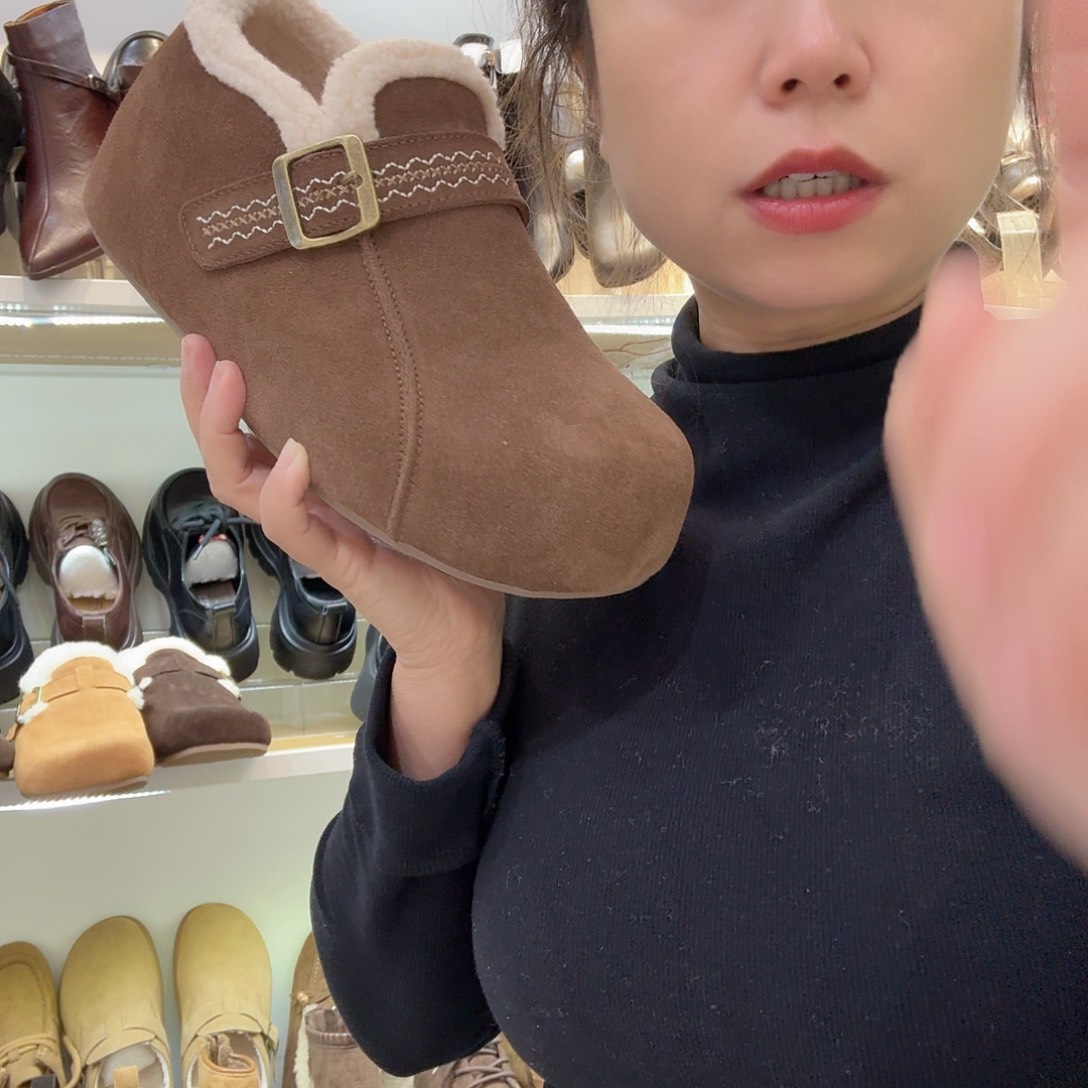 41一双深色勃肯鞋