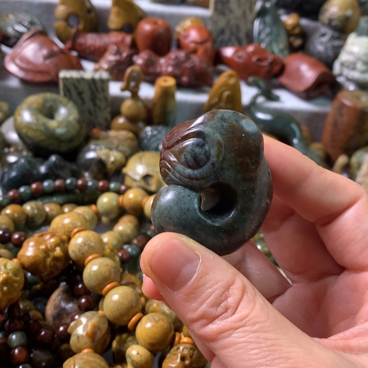 未镶嵌岫岩河磨玉（透闪石质玉）把件