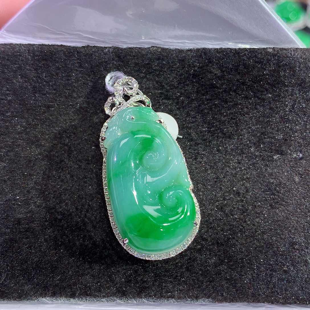 翡翠18K金镶嵌吊坠(赠链)