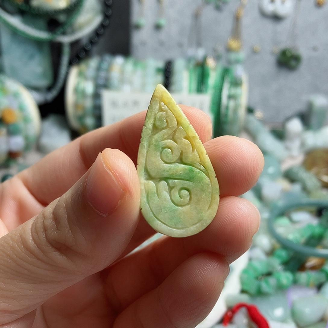 翡翠颈饰未镶嵌黄加绿水滴吊坠