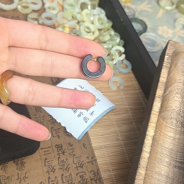 蛇纹石玉颈饰合金