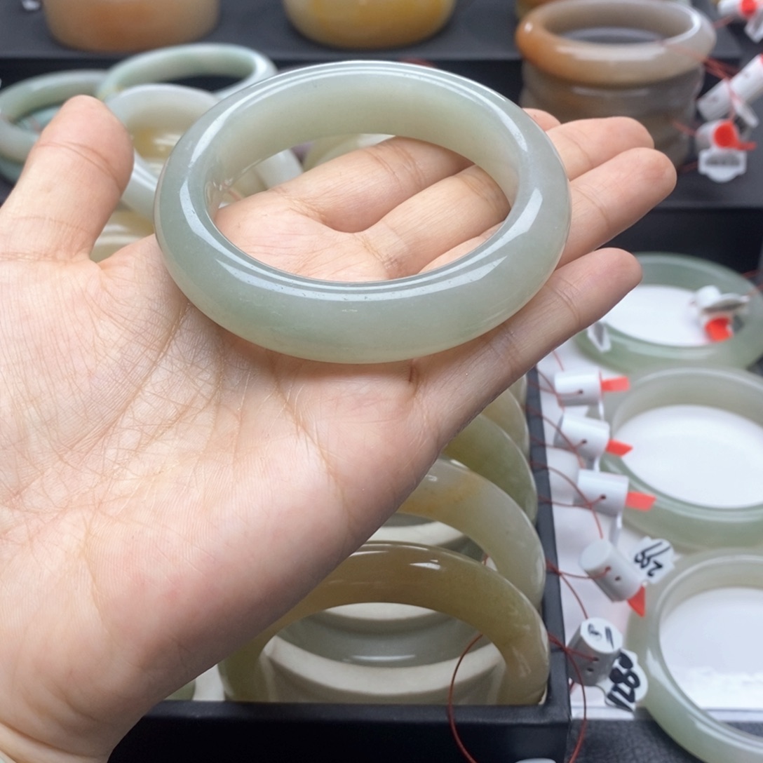 石英质玉手镯未镶嵌