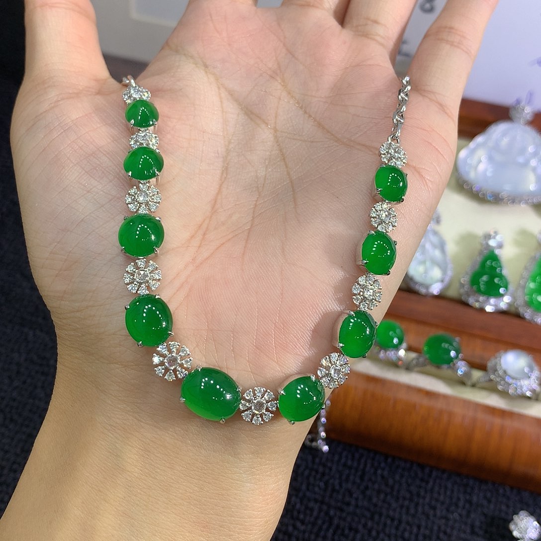 一***提翡翠18K金镶嵌套链蛋面