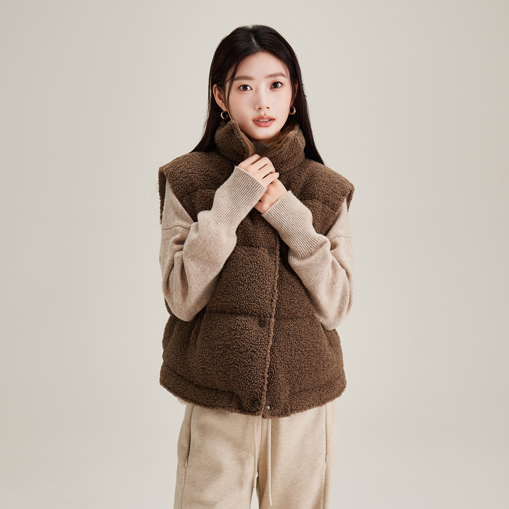 索菲丝尔颗粒绒立领短款羽绒马甲外套女2025冬季无袖背心545008