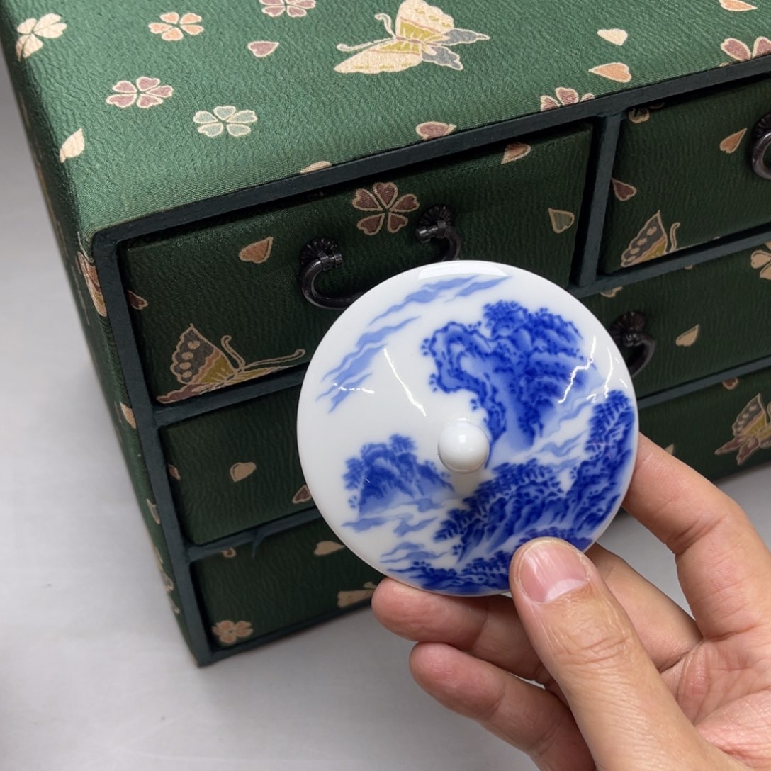 瓷片骑****i密密麻麻地排列在一起