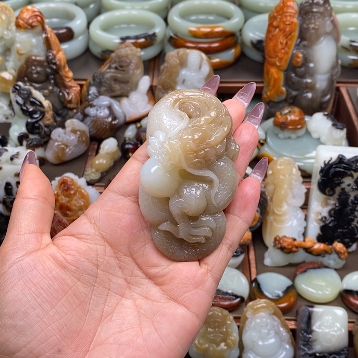 和田玉未镶嵌颈饰尖*