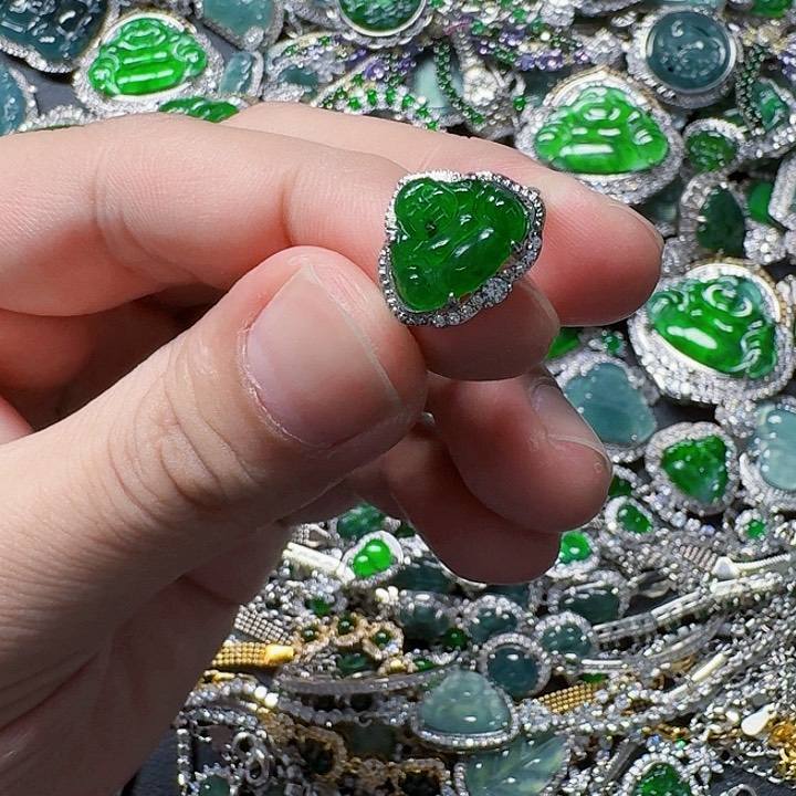 翡翠颈饰未镶嵌天然A货翡翠放漏