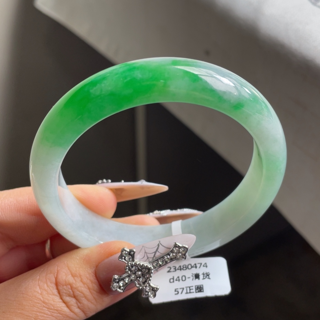 翡翠未镶嵌手镯【清货亏出】辣绿白底青正圈手镯