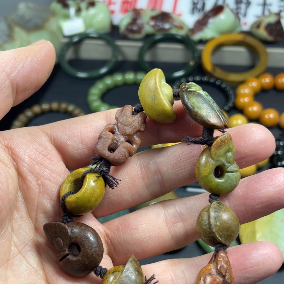 岫岩河磨玉（透闪石质玉）手链未镶嵌