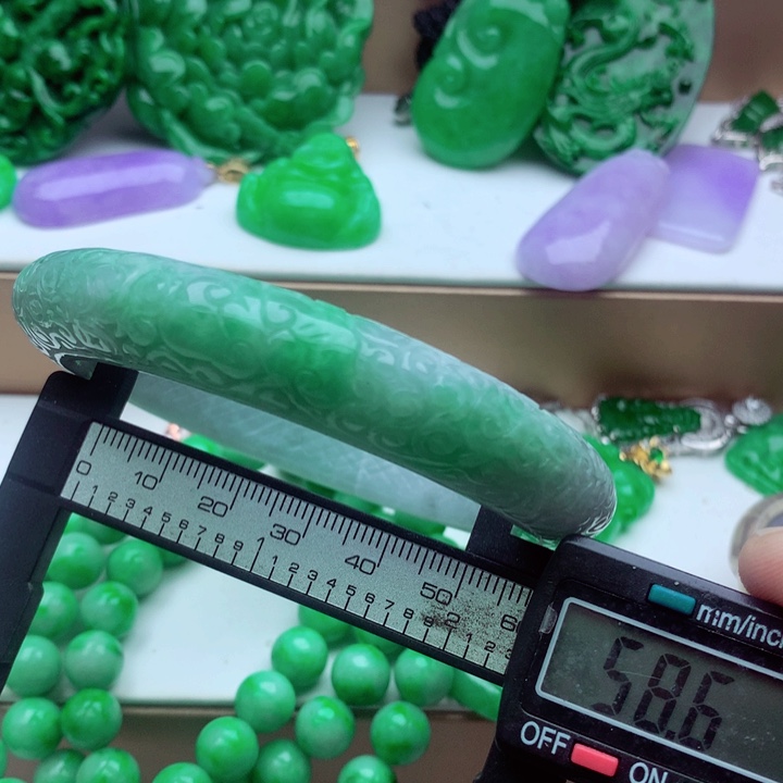 翡翠未镶嵌手镯……