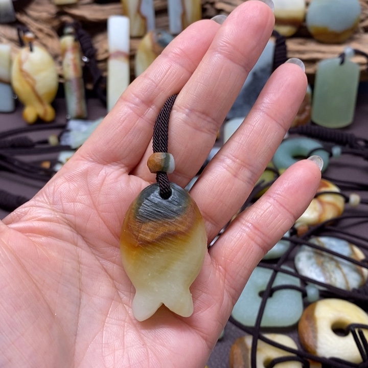 用***3蛇纹石玉未镶嵌颈饰