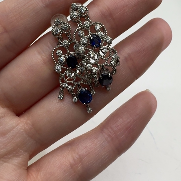 18K金镶嵌蓝宝石耳饰