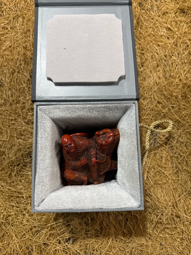 黄色带盒子人物印章一个摆件链接