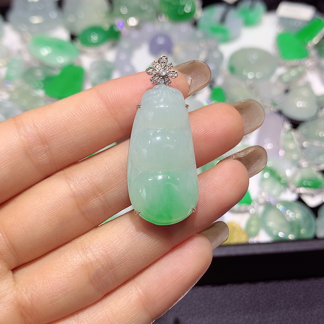 翡翠18K金镶嵌颈饰豆