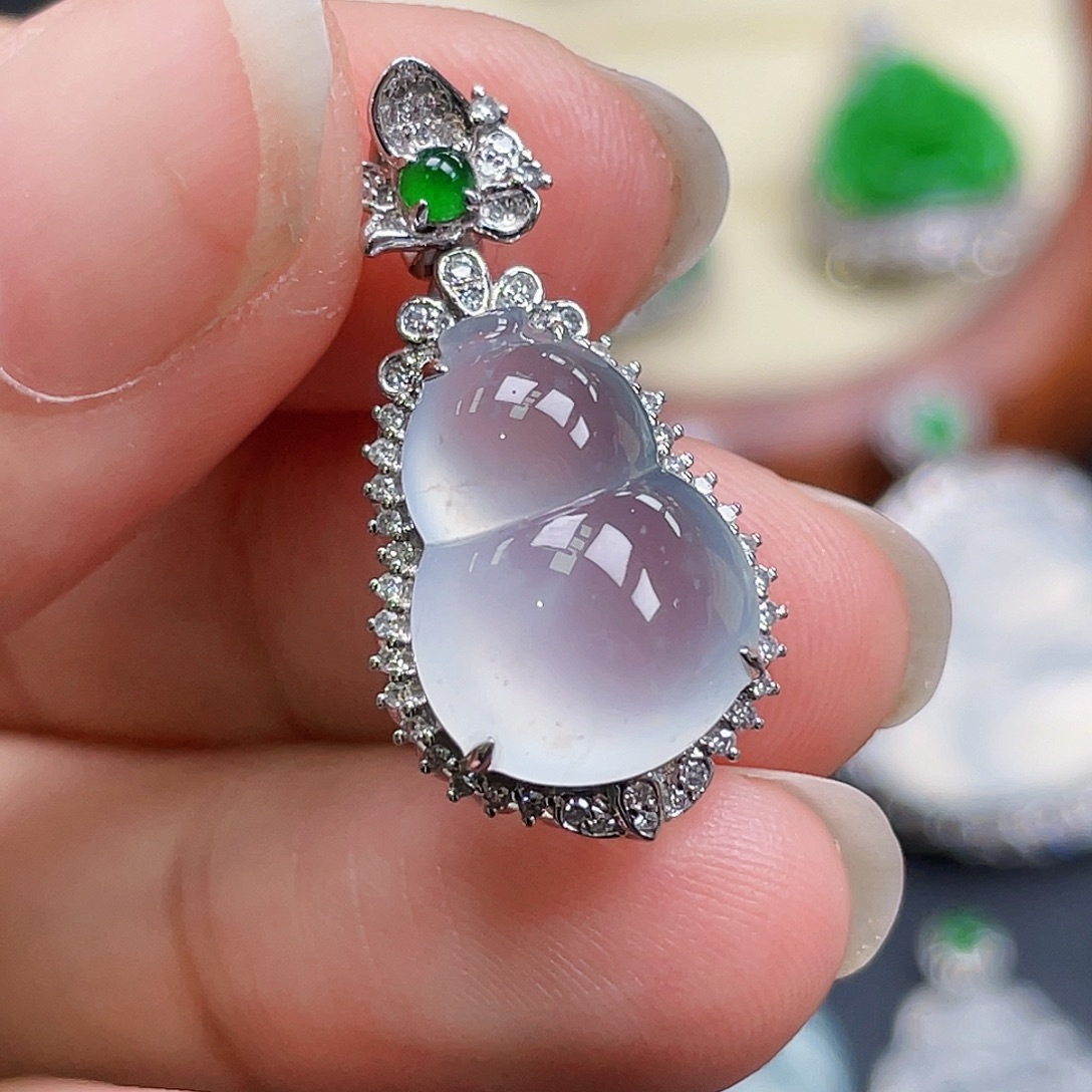 翡翠18K金镶嵌颈饰高冰葫芦